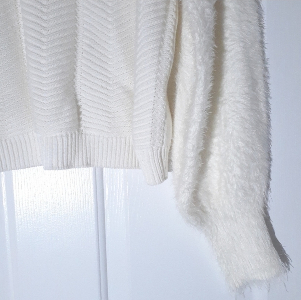 Marc New York Andrew Marc Ivory knit fuzzy sleeves crew neck sweater, size Med - Picture 6 of 13